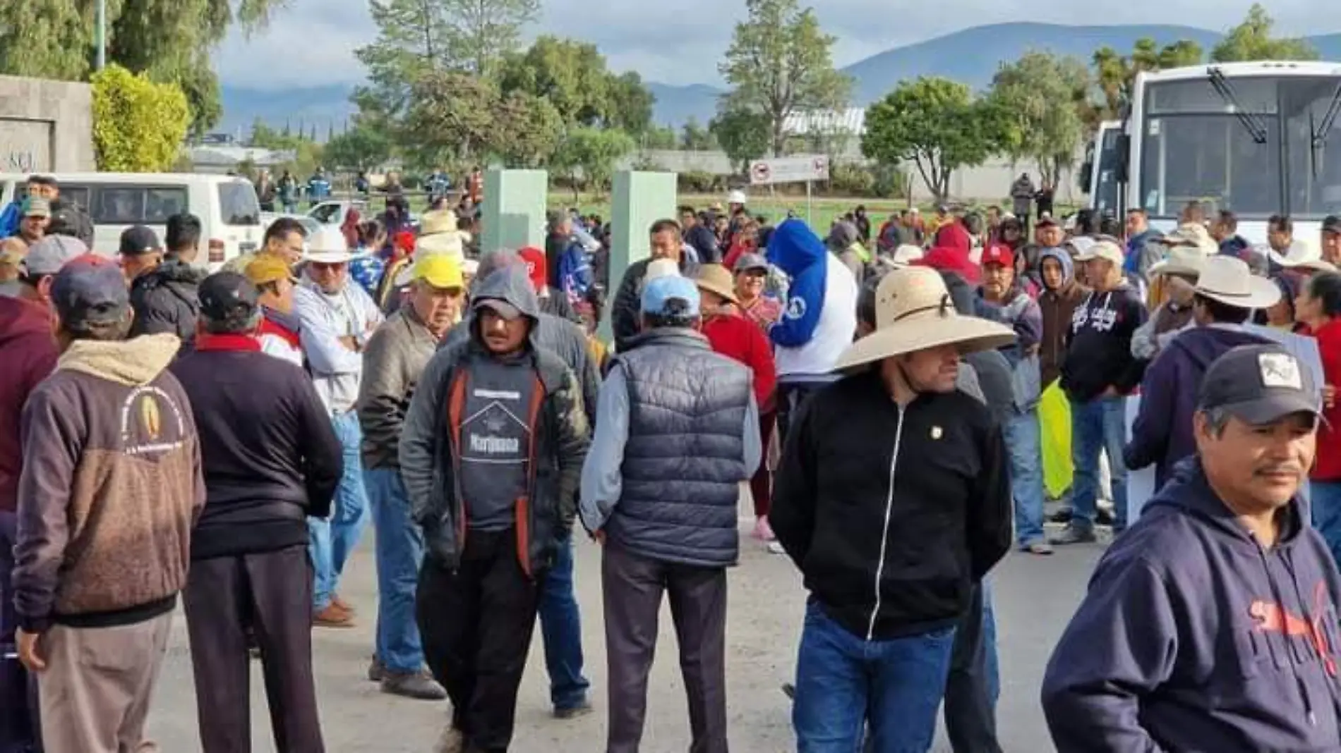 Vecinos de Tuzuapan protestan frente a la planta de Cruz Azul